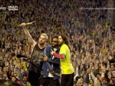 Marcelo, do Fluminense, sobe ao palco do Lollapalooza e agita o público