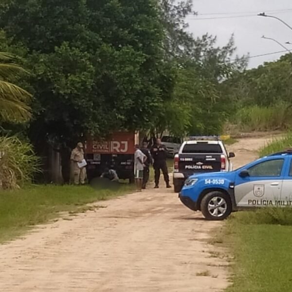 Moradores encontram feto abandonado em rua