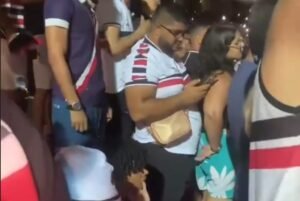 Mulher masturba homem em estádio de futebol lotado