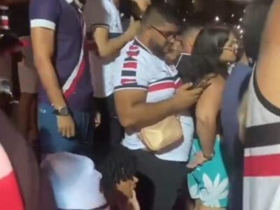 Mulher masturba homem em estádio de futebol lotado