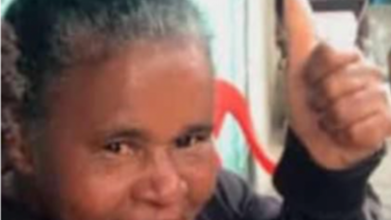 Mulher morre em tiroteio entre PMs e bandidos
