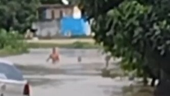 PERIGO: crianças nadam em rua alagada, em Araruama - Vídeo