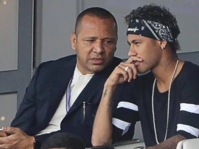 Pai de Neymar pode pagar fiança de Daniel Alves, diz jornal
