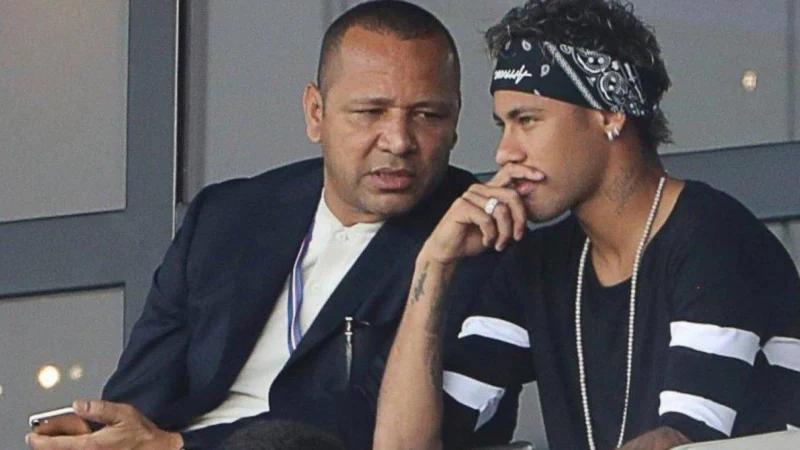 Pai de Neymar pode pagar fiança de Daniel Alves, diz jornal