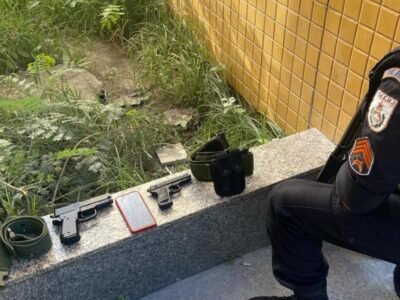 Polícia Militar prende quatro com réplicas de pistola