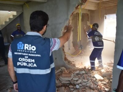 Prédios irregulares e parcialmente habitados são demolidos no Rio