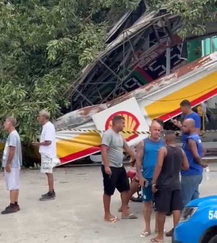 Árvore cai sobre posto de gasolina