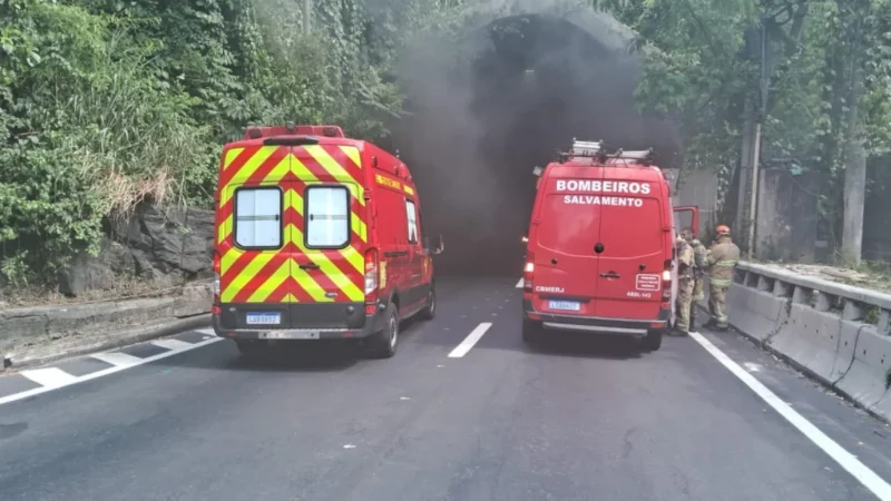 Rio: Trânsito parado no Túnel Zuzu Angel após incêndio em carro