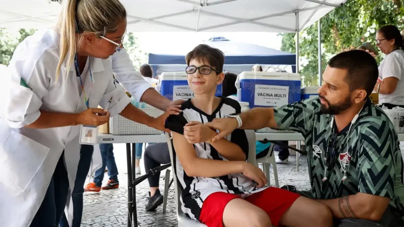 Rio inicia vacinação contra dengue para crianças de 12 anos