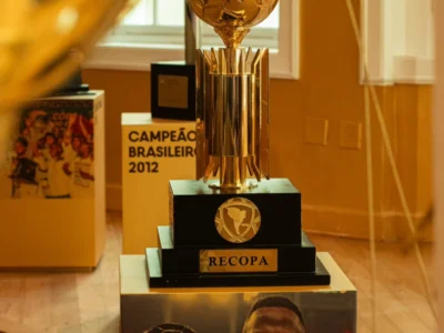 Taça da Recopa em exposição no Museu Fluminense