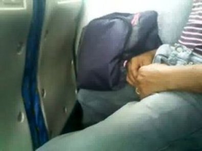 Tarado é flagrado se masturbando em ônibus de viagem; motorista ignora