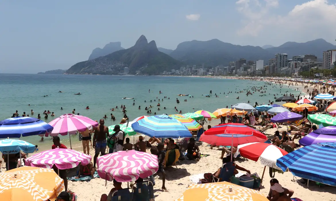 Alerta de onda de calor no Brasil: alta média de 5°C