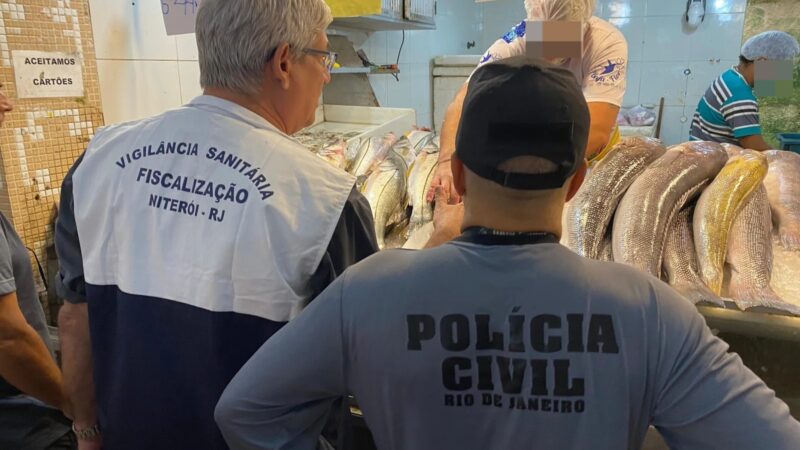 Decon faz operação no mercado de peixe de Niterói