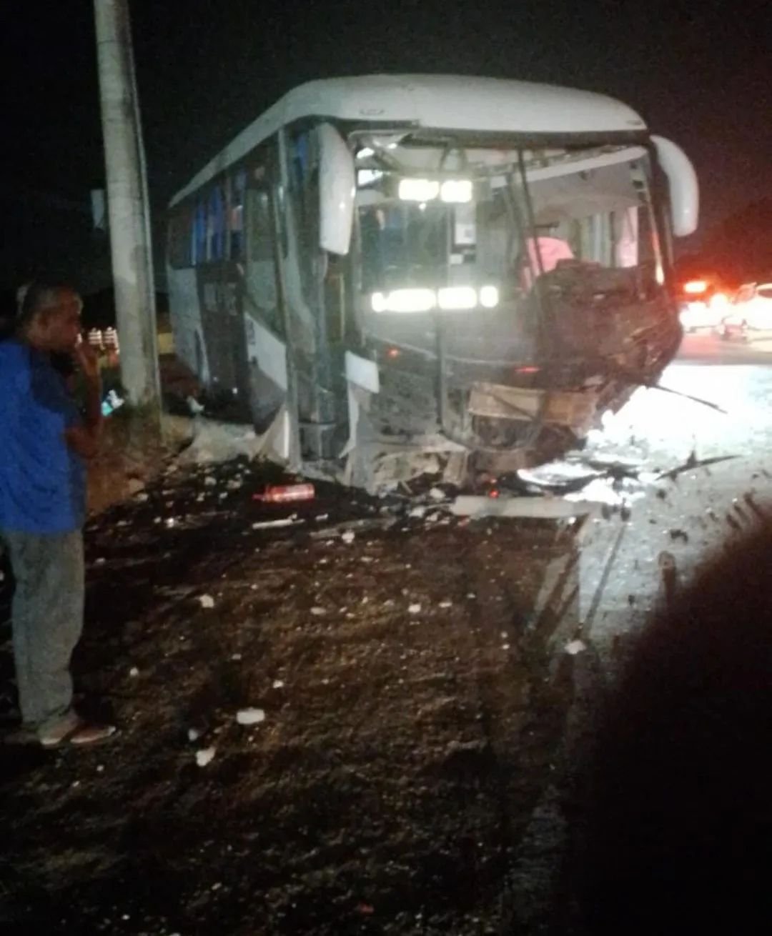 Tragédia na RJ-106: ônibus e carro batem de frente