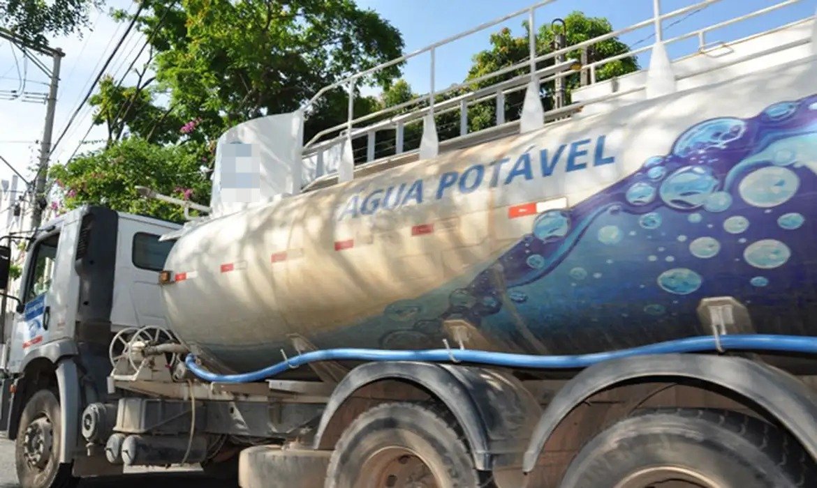 Águas do Rio aciona balsas-tanque e caminhões-pipa em SG, Itaboraí, Maricá e Paquetá