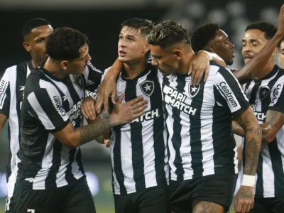 Botafogo sofre, mas segura o placar e vence o Atlético-GO