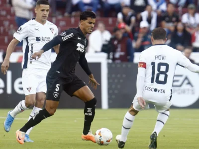 Botafogo toma gol bobo e perde para o LDU