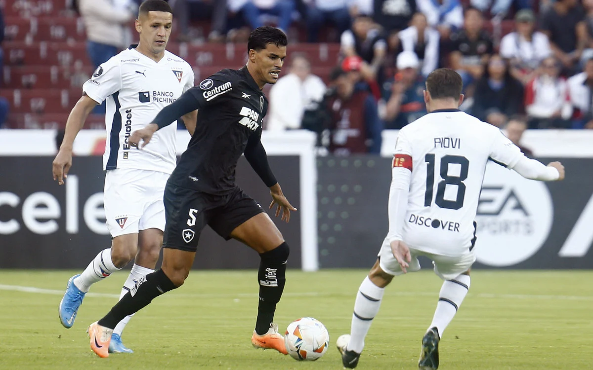 Botafogo toma gol bobo e perde para o LDU