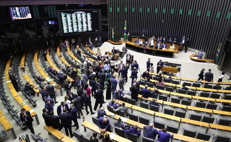 Após votação apertada, Câmara dos Deputados mantém prisão de Chiquinho Brazão