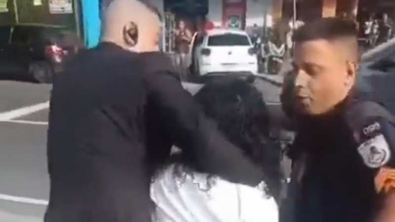 Câmera flagra mulher furtando celular em shopping no Rio - Vídeo