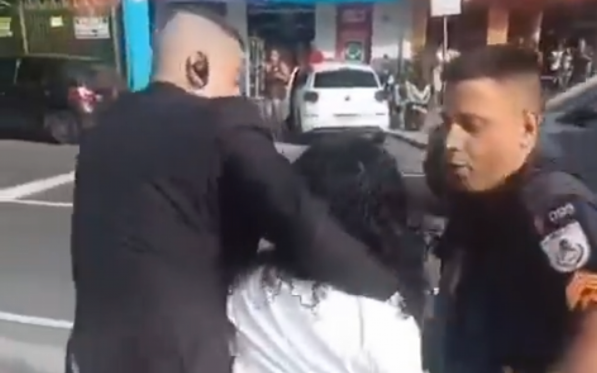 Câmera flagra mulher furtando celular em shopping no Rio