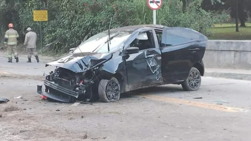 Carro bate e deixa poste pendurado em Petrópolis