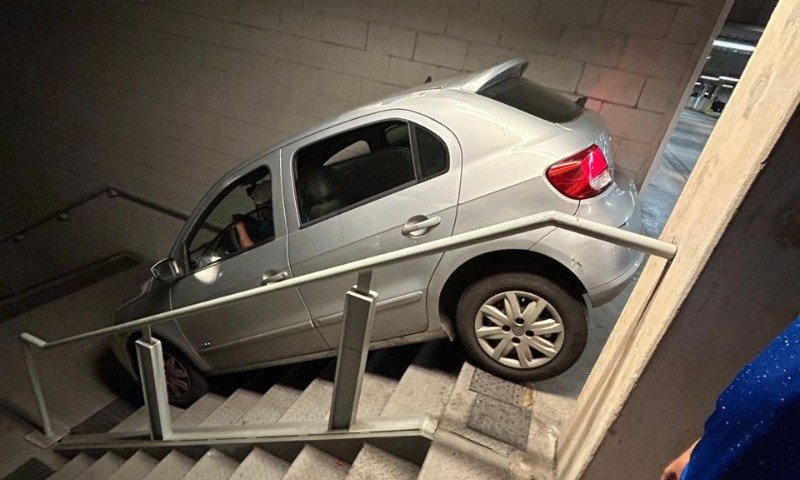 Carro fica preso em escada após cruzeirense errar caminho - Vídeo