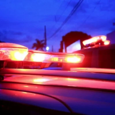 Viatura da PM na Rua Conde de Bonfim após homem ser baleado em tentativa de assalto