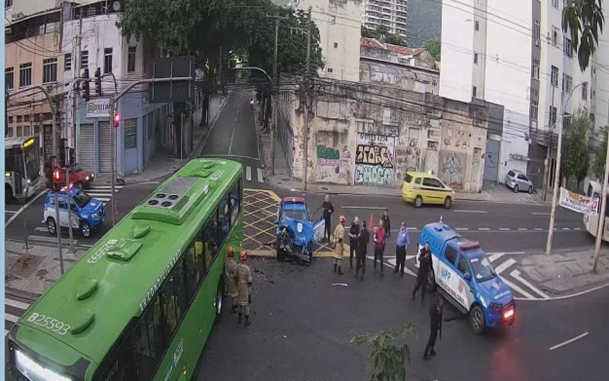 Um policial militar ficou ferido em um acidente entre um ônibus e uma viatura na manhã desta quarta-feira (17)