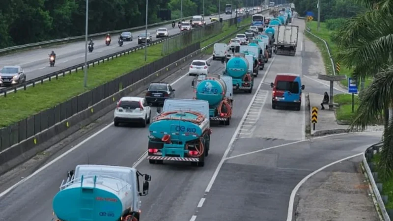 Comboio de 40 caminhões-pipa abastece São Gonçalo