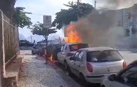Dependente químico incendeia carros, em Icaraí - VÍDEOS