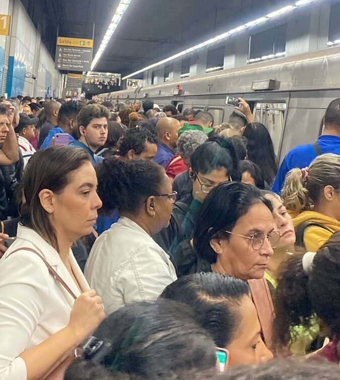 Estação de metrô sofre problemas técnicos e lota estação