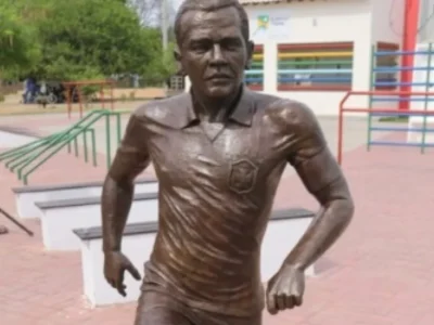 Estátua de Daniel Alves é recolhida de praça pública em Juazeiro