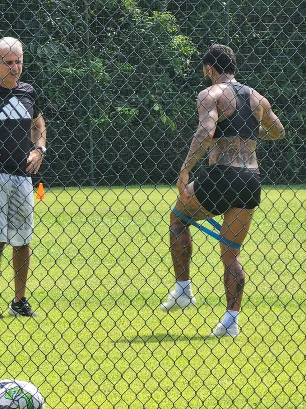 Gabigol treina com preparador do Flamengo mesmo suspenso