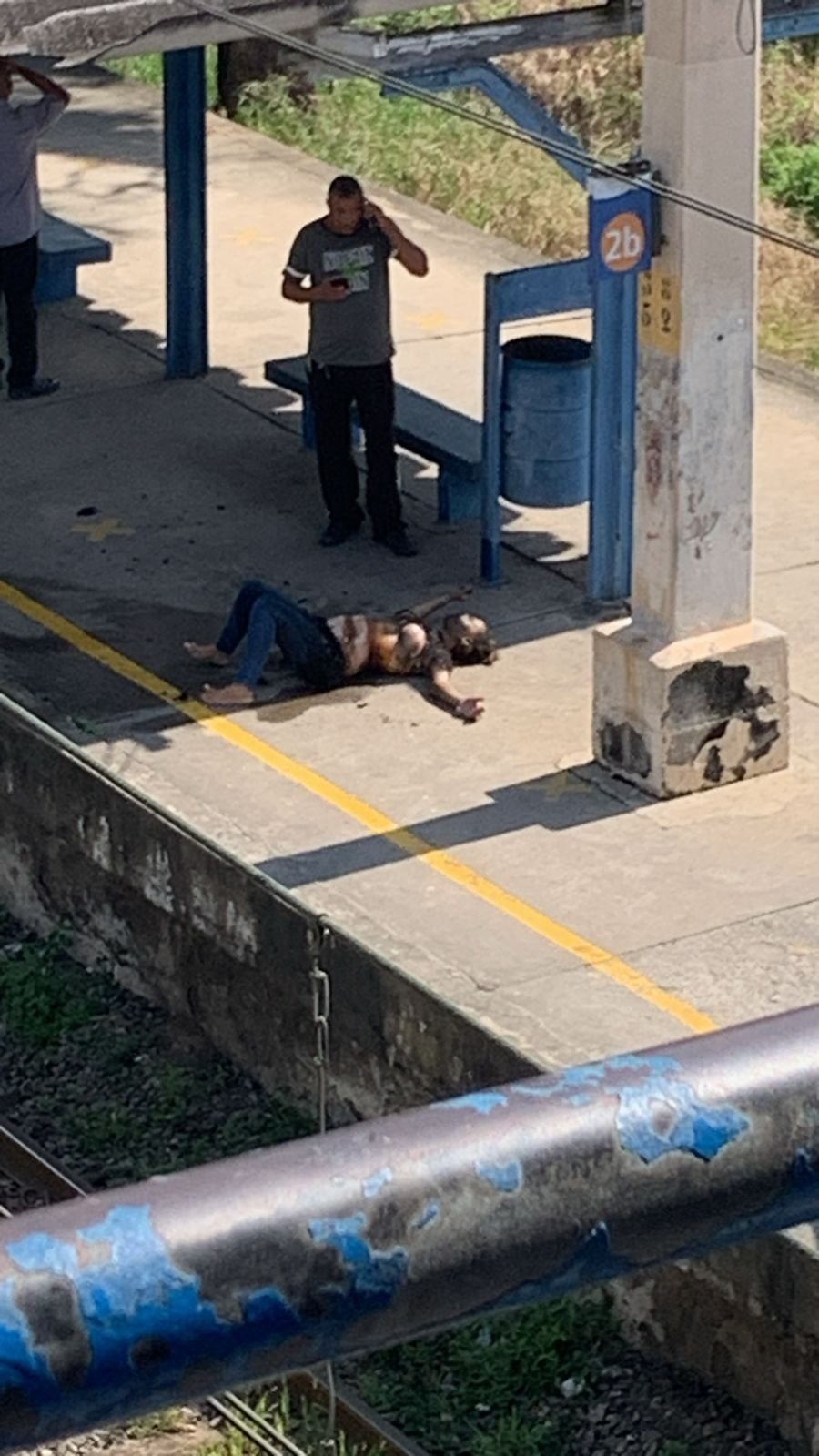 Homem ateia fogo em mulher dentro de estação de trem, no Rio