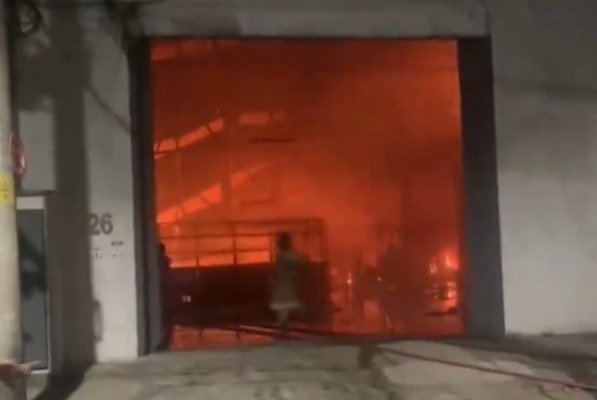 Incêndio em galpão no Vasco da Gama mobiliza Bombeiros