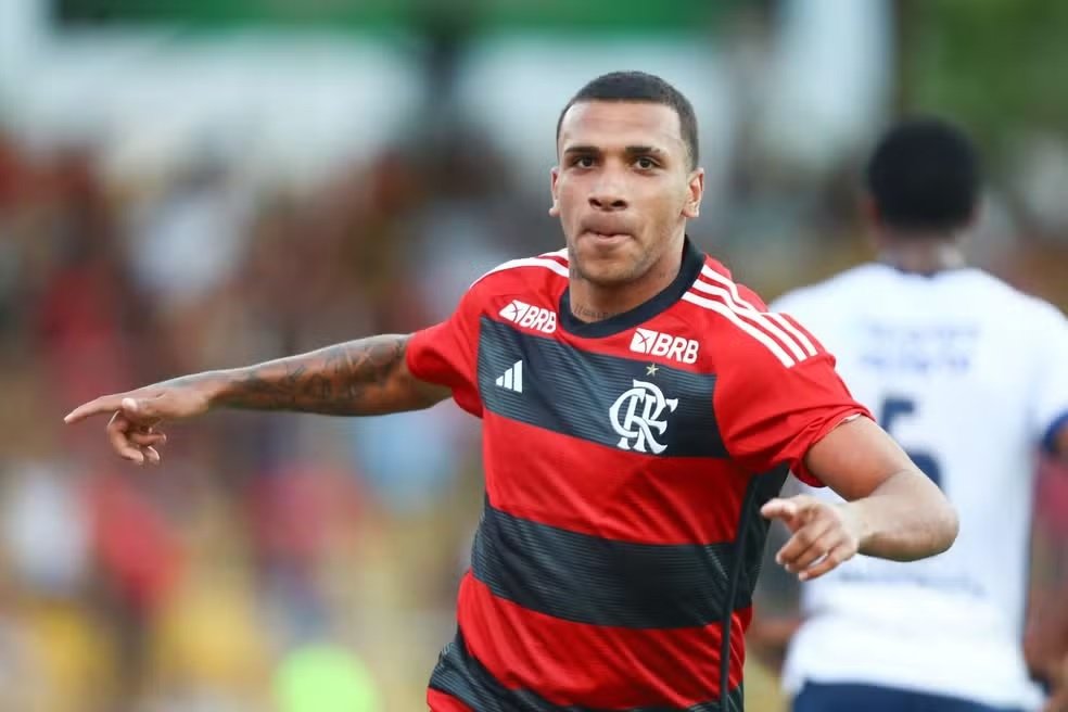 Jogador emprestado pelo Flamengo é liberado para buscar novo clube
