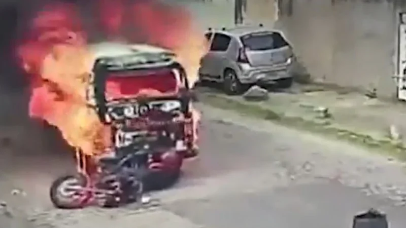 Kombi em chamas colide com motociclista em Nova Iguaçu