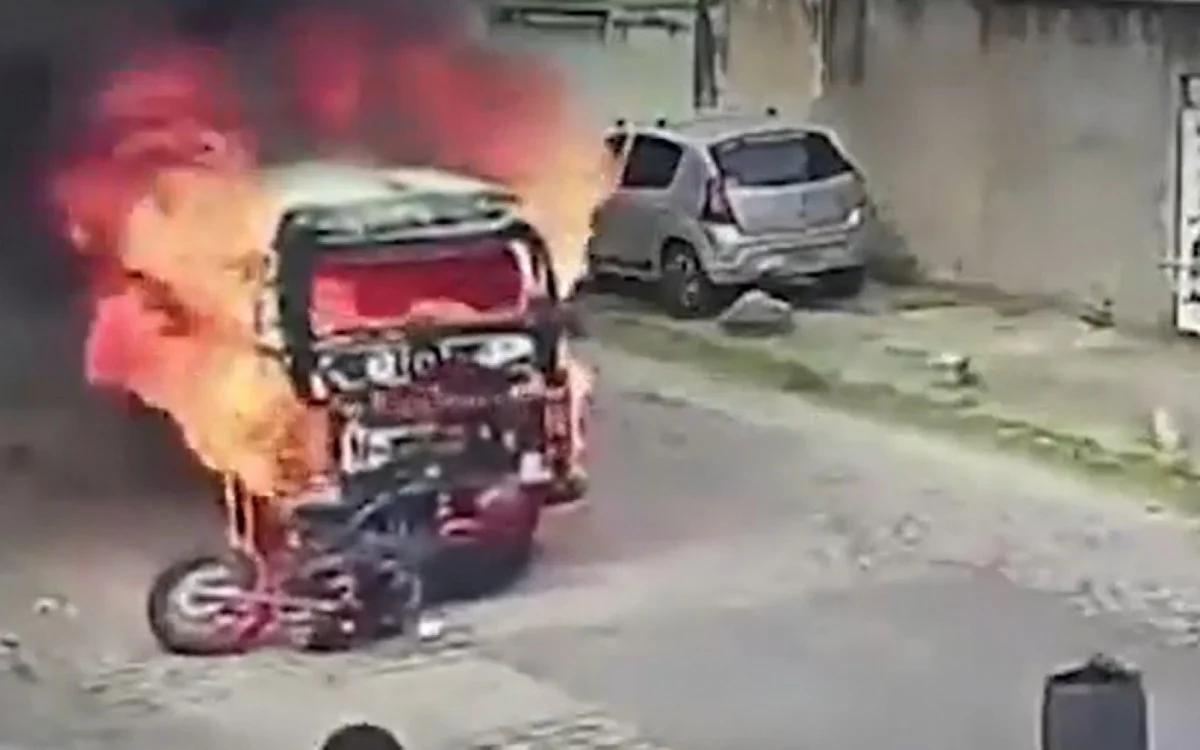 Kombi em chamas colide com motociclista em Nova Iguaçu