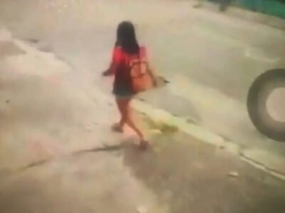 Mulher é atropelada por ônibus em calçada e morre