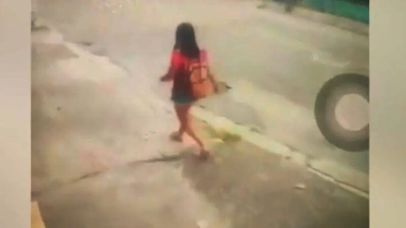 Mulher é atropelada por ônibus em calçada e morre
