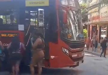 Niterói: Homem se joga embaixo de ônibus e impede viagem