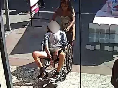 Novas imagens revelam idoso levado ao banco de modo estranho