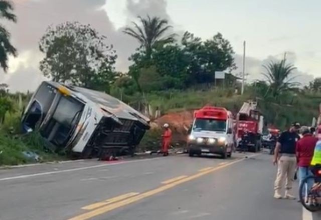Ônibus com turistas do Rio de Janeiro tomba na Bahia
