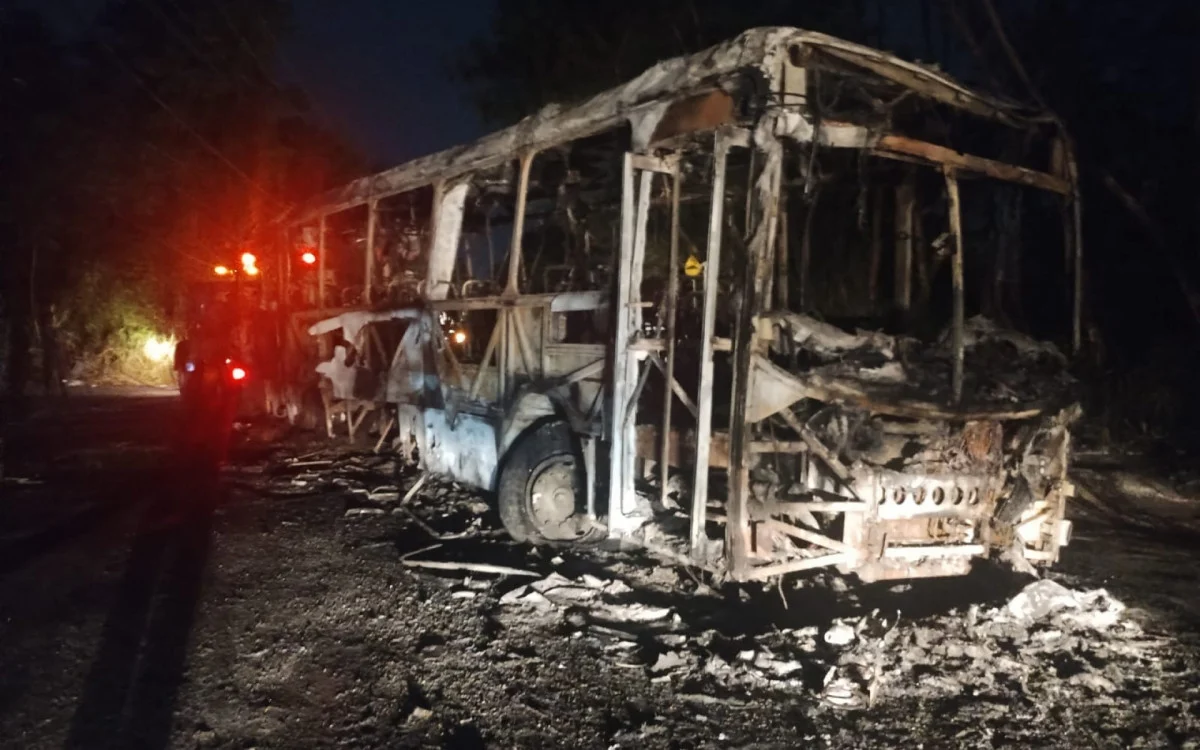Ônibus é incendiado por bandidos na Zona Oeste - Vídeo