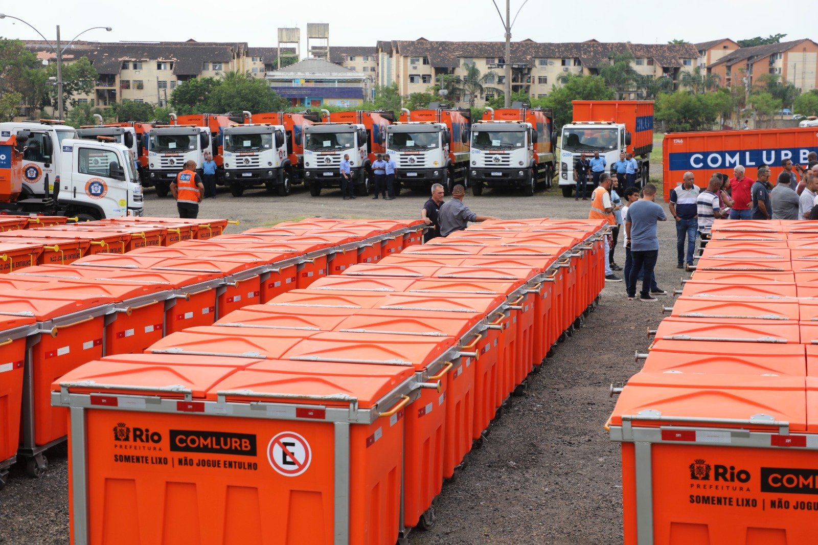 Prefeitura do Rio entrega novos veículos para coleta de lixo em condomínios