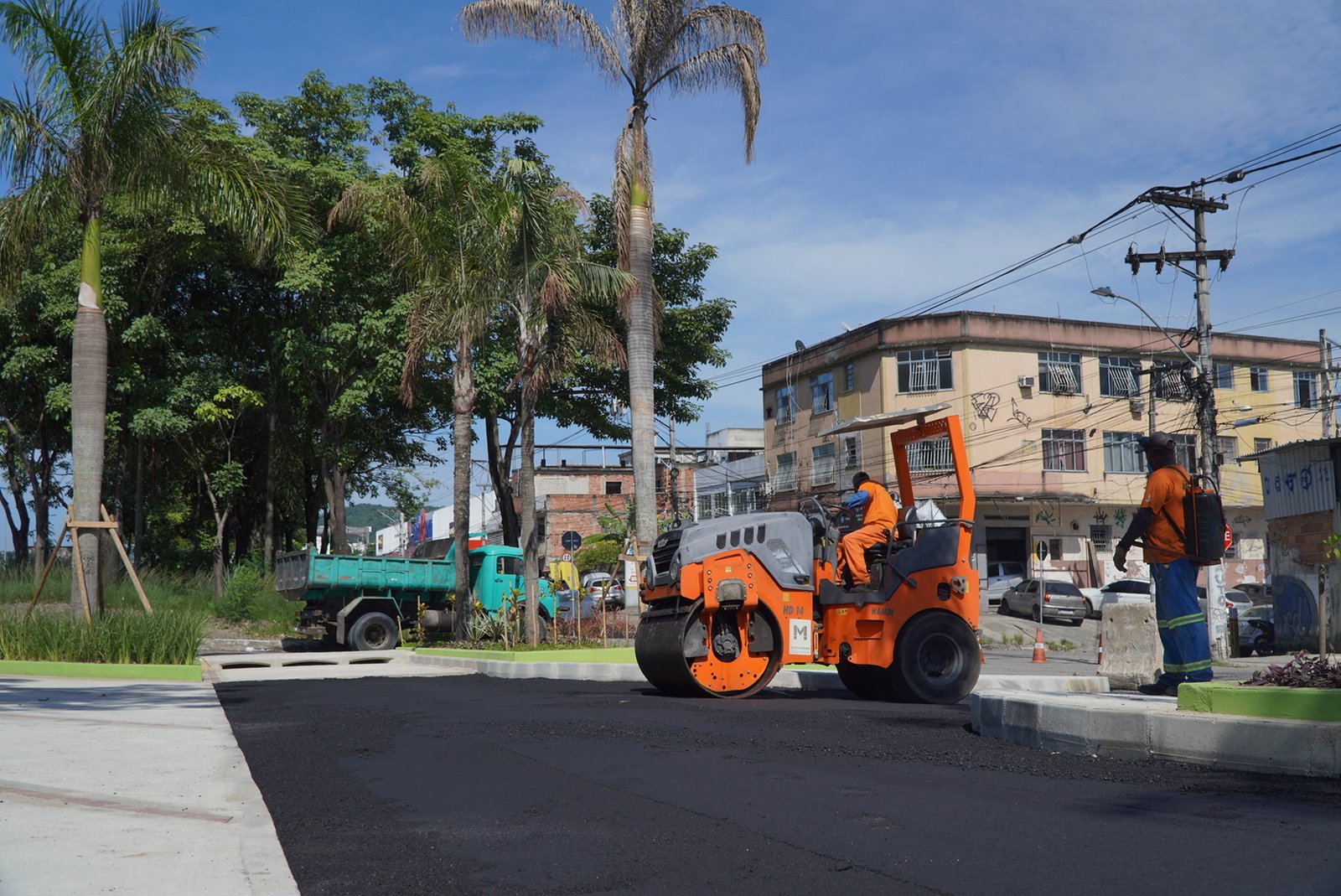 São Gonçalo: Estacionamento no Jardim Alcântara recebe pavimentação