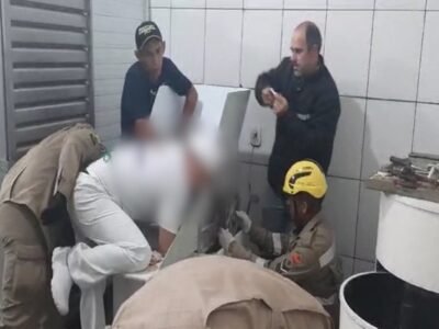Trabalhador preso em máquina é resgatado por bombeiros - Vídeo