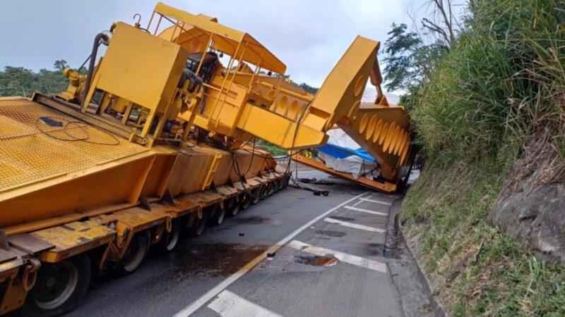 Trecho da Via Dutra interditado após tombamento de carga