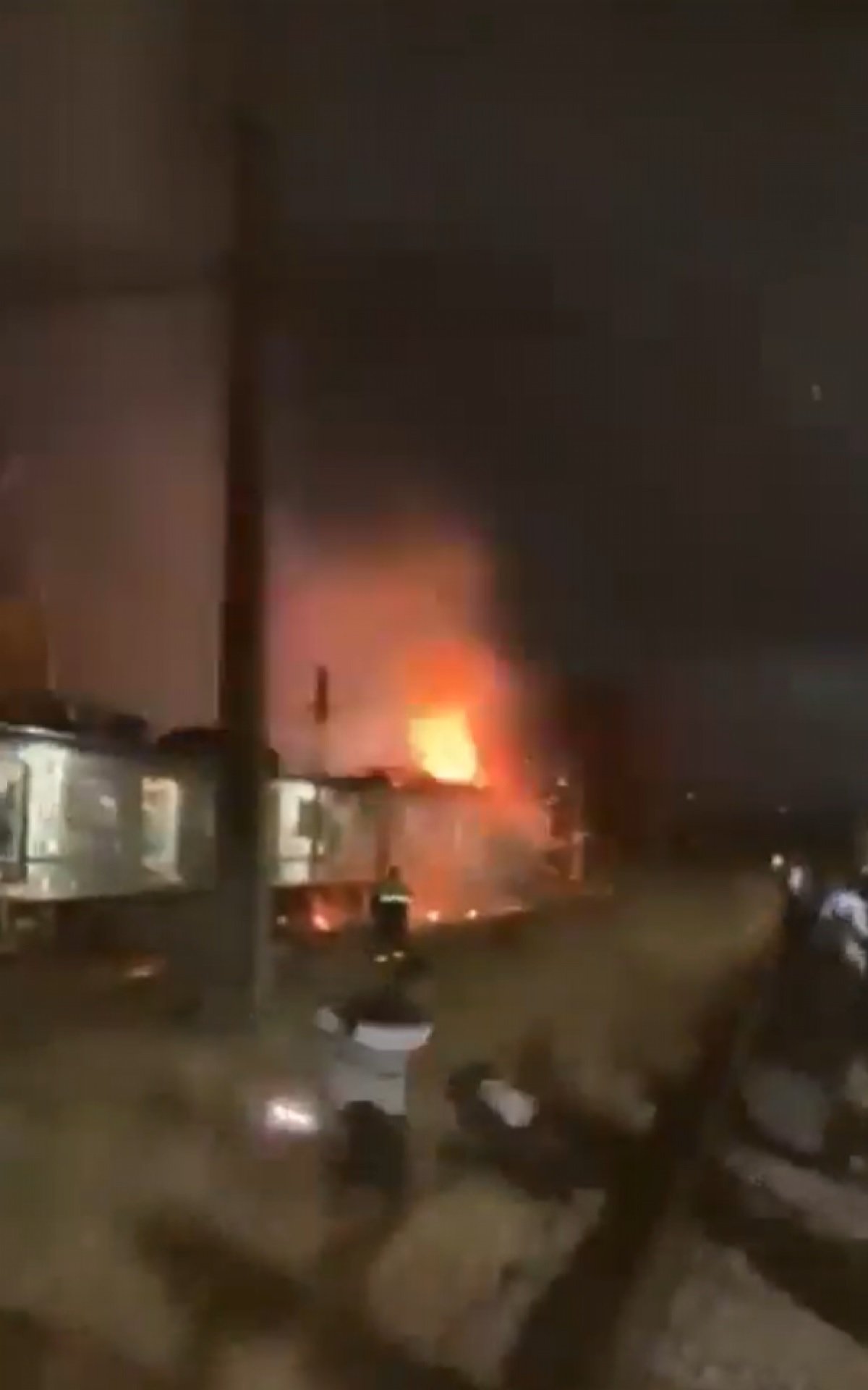 Trem em chamas na estação de Honório Gurgel